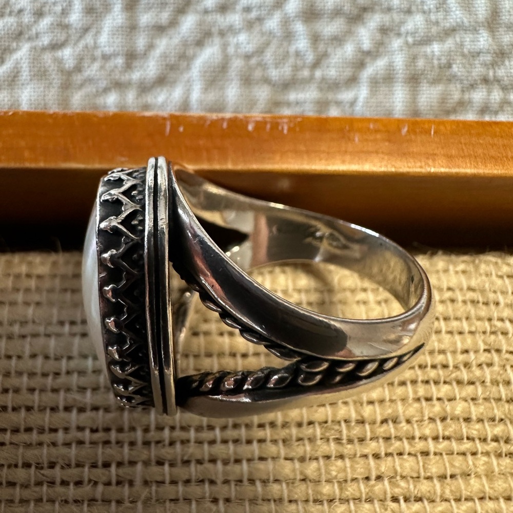 Elegant Sterling 925 Silver and Mother of Pearl Ring Size 9 - Picture 6 of 8
